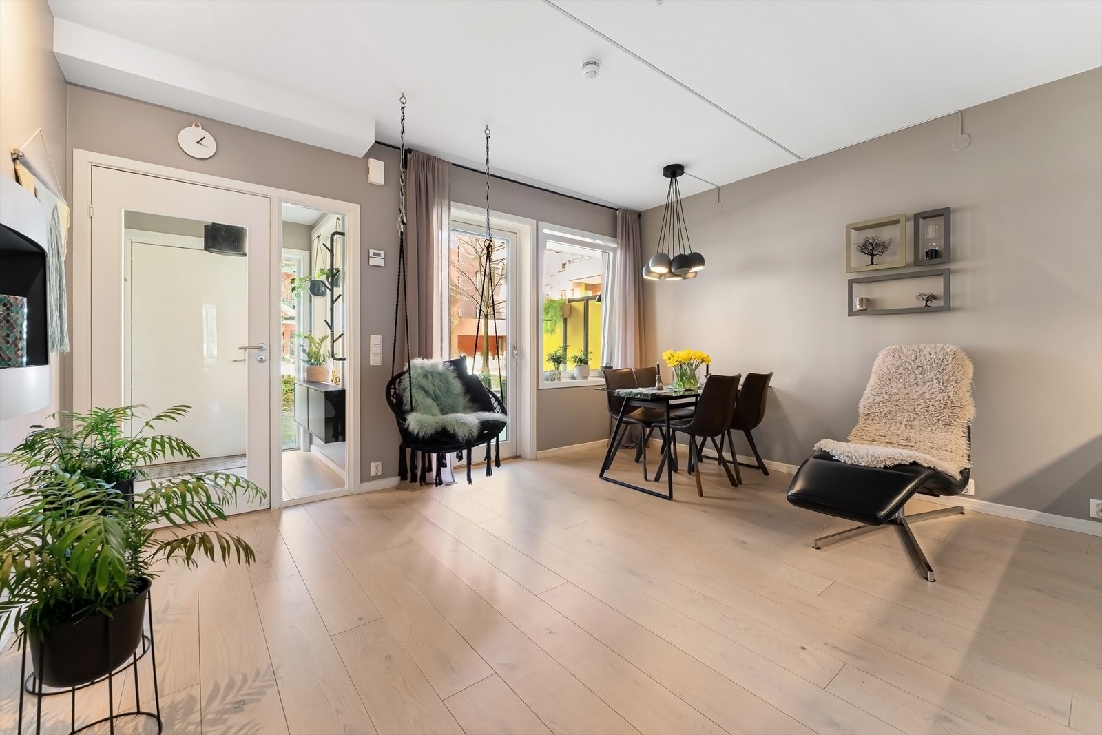 Leiligheten har en lun og innbydende stue av god størrelse med plass til stuemøblement. Galleribilde