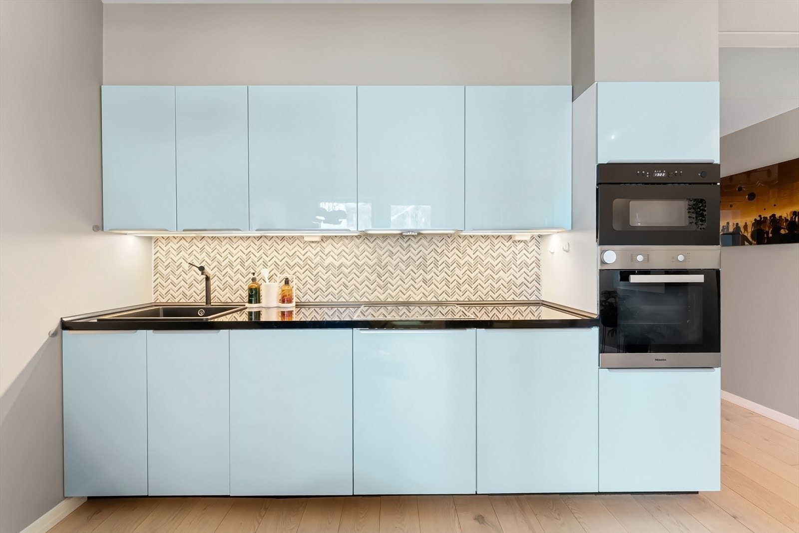 Kjøkkenet er godt utnyttet med overskap og benkeskap så her er det godt med både skap- og benkeplass. Galleribilde