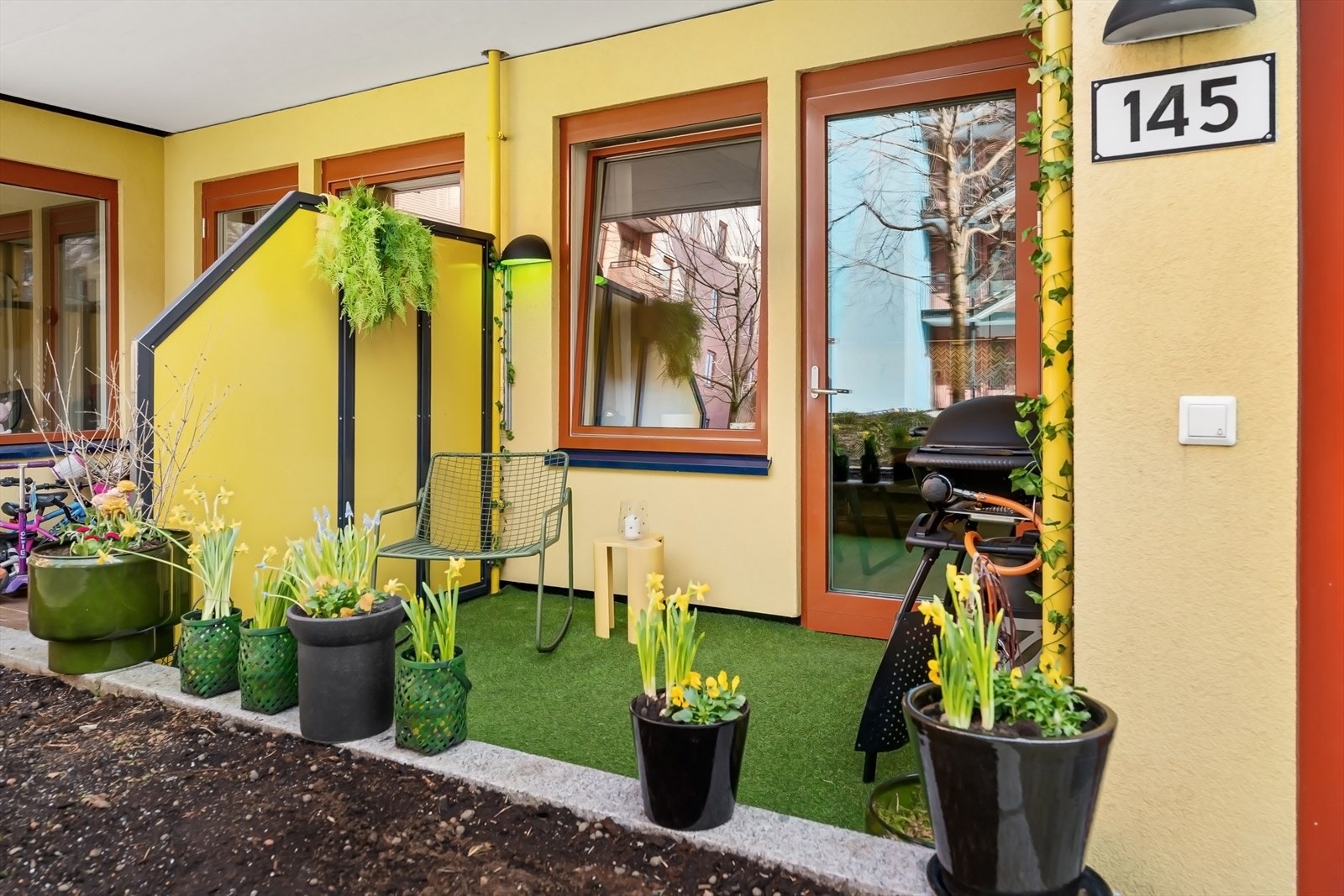 Fra stuen er det utgang til en nordvestvendt terrasse på ca. 6 kvm. Galleribilde