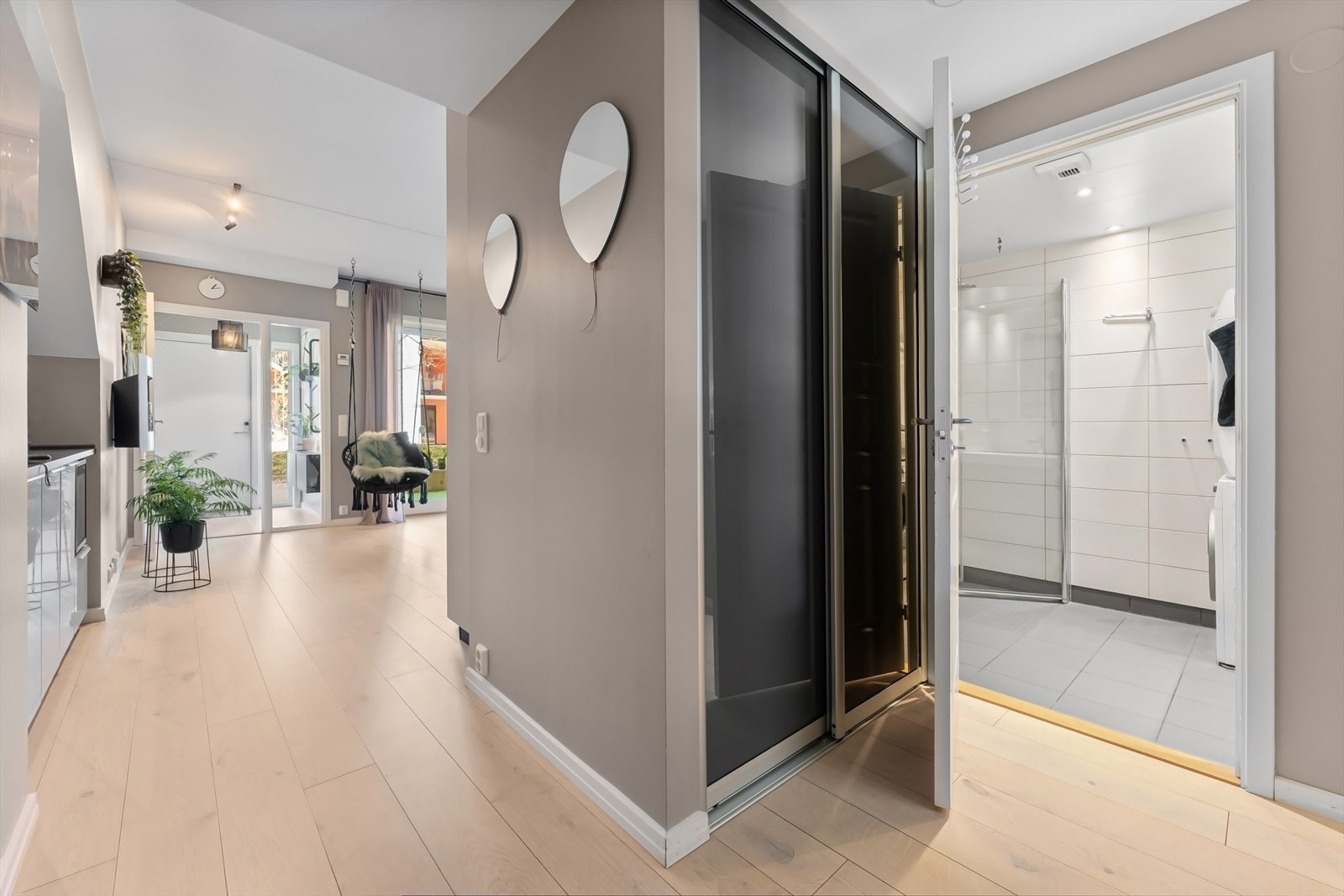 I mellomgangen er det skyvedørsgarderobe for ekstra oppbevaring. Galleribilde