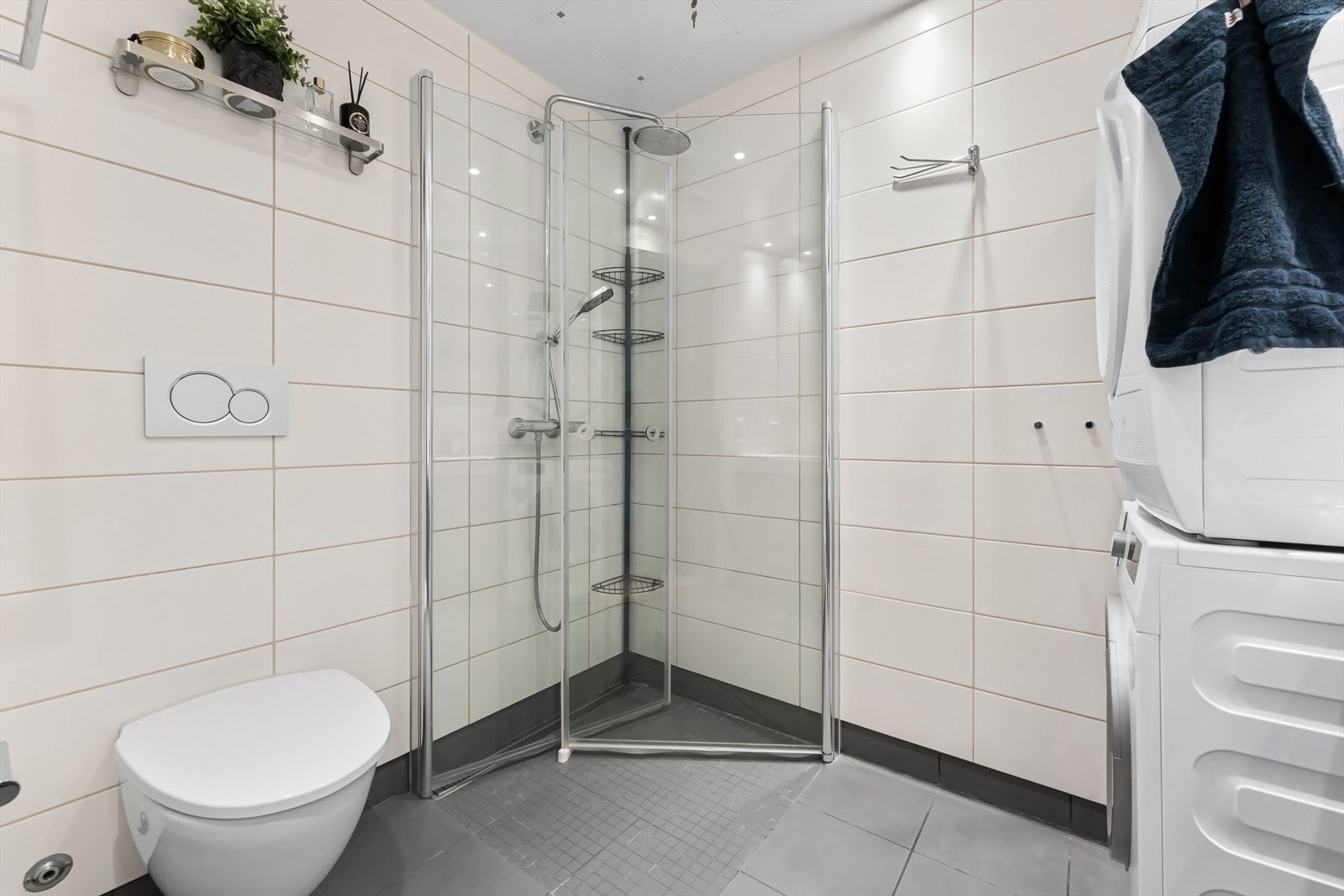 Flott, flislagt bad fra 2016. Badet er av typen prefabrikkert baderom, og har flislagte overflater, elektrisk gulvvarme og spotter i himling. Galleribilde