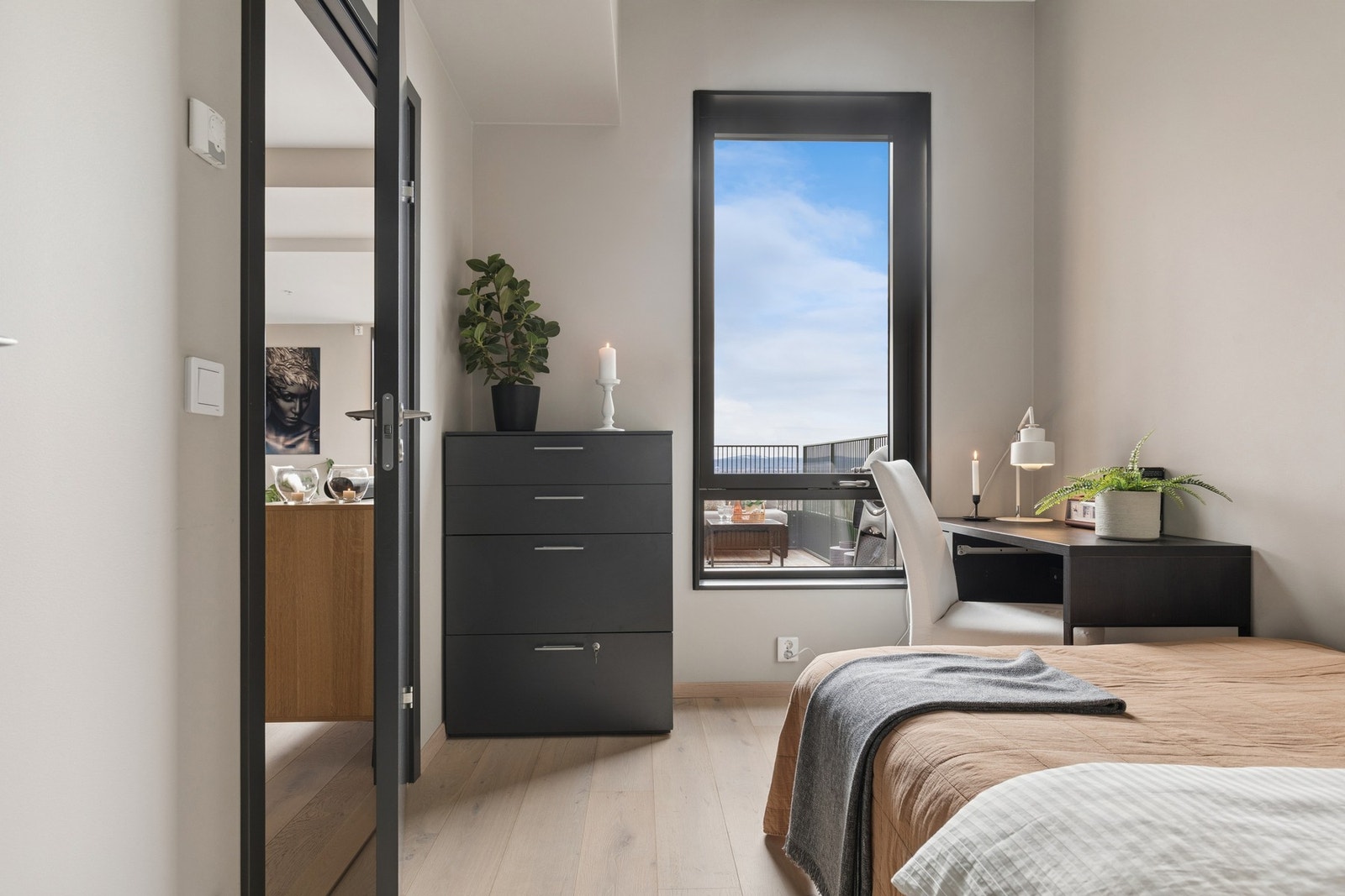 Leilighetens andre soverom har god plass til seng i tillegg til annet møblement. Galleribilde