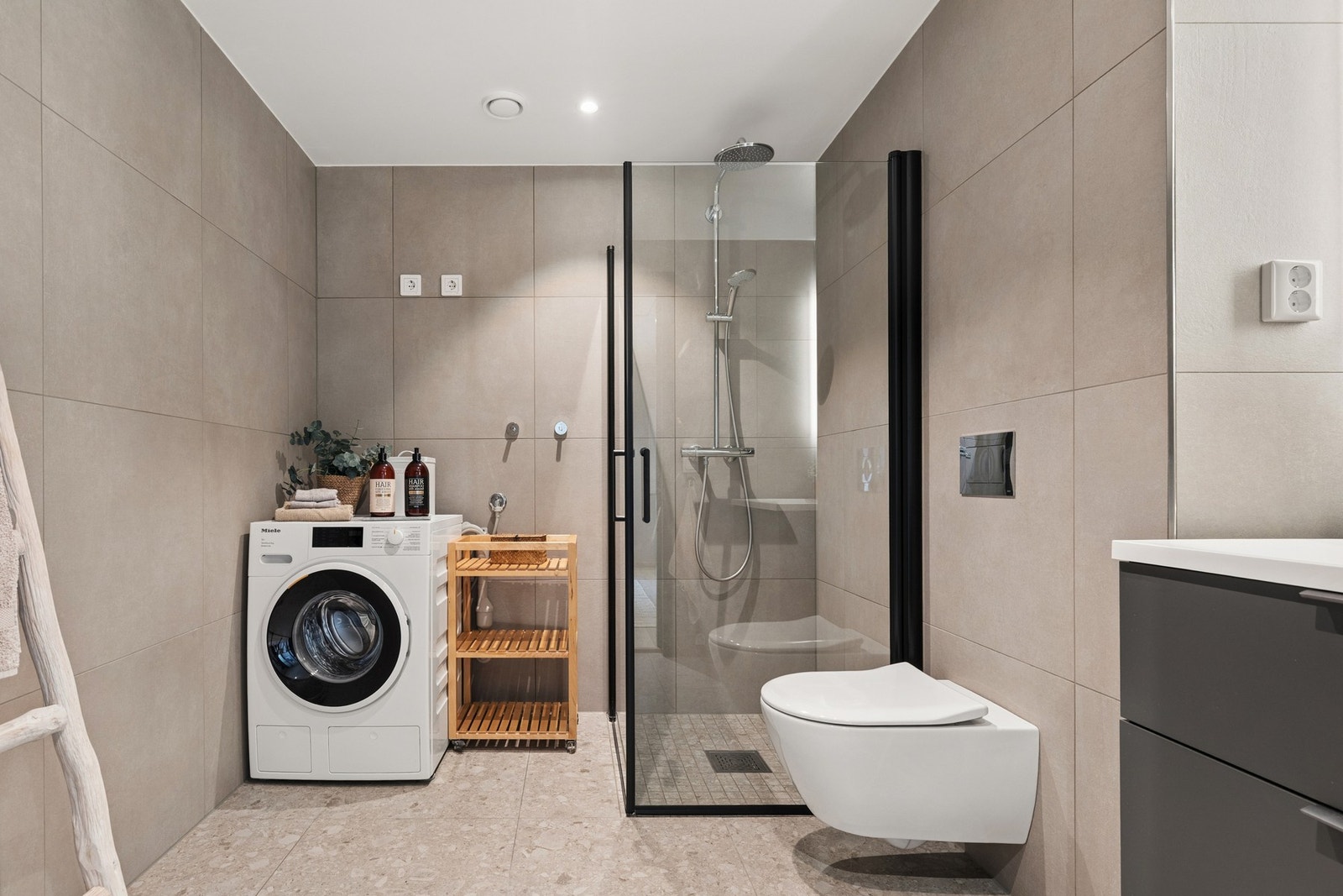 Delikat baderom med 60X60 fliser. Galleribilde