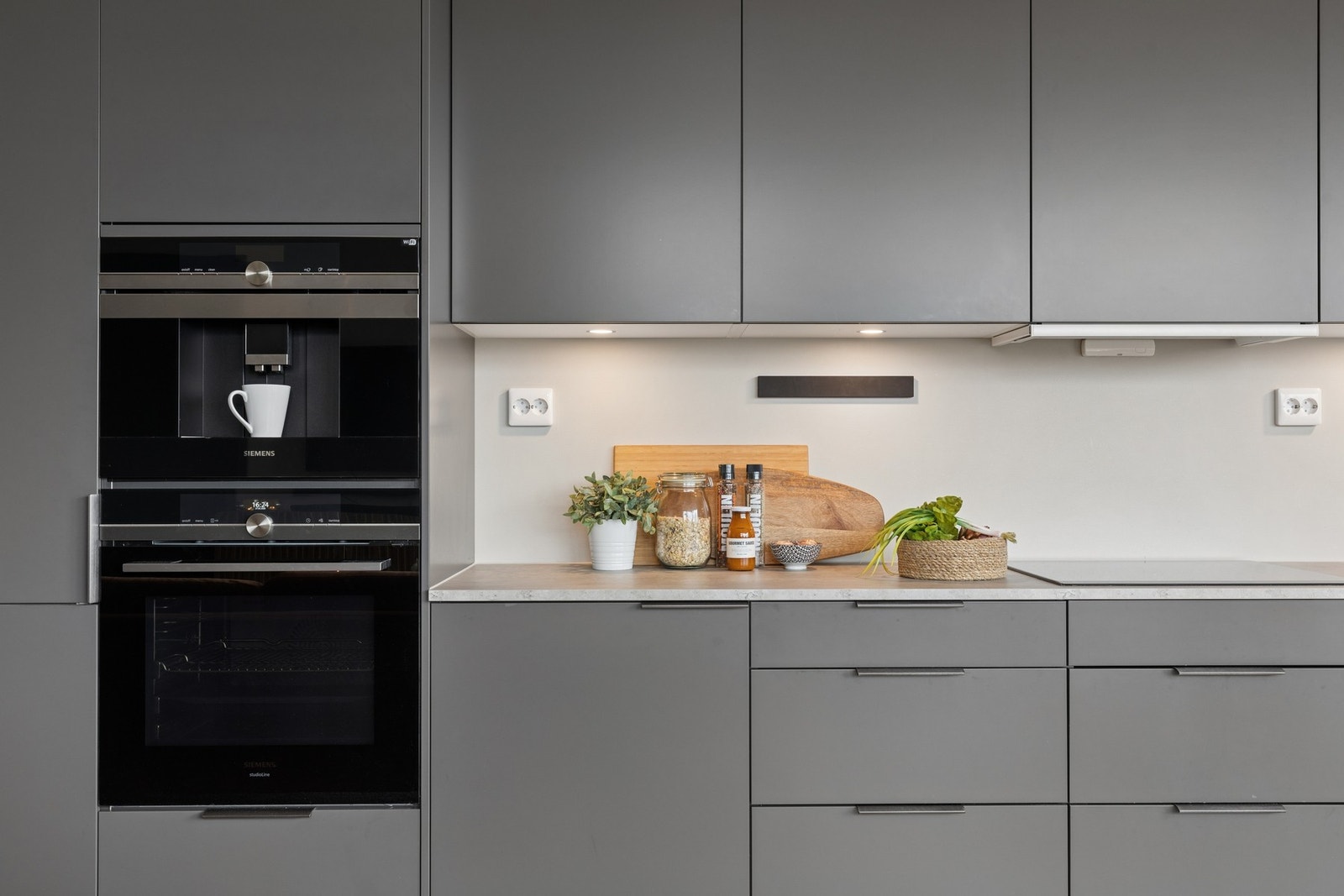 Kjøkkenet er utstyrt med stekeovn, platetopp, oppvaskmaskin, kaffemaskin, vinskap samt kjøl- og fryseskap. Galleribilde