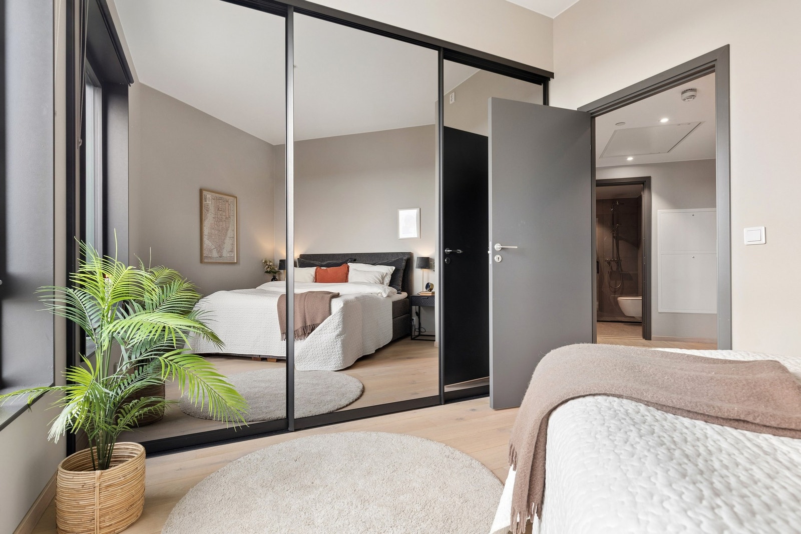 Hovedsoverommet er utstyrt med dobbel skyvedørsgarderobe med speilfronter. Galleribilde