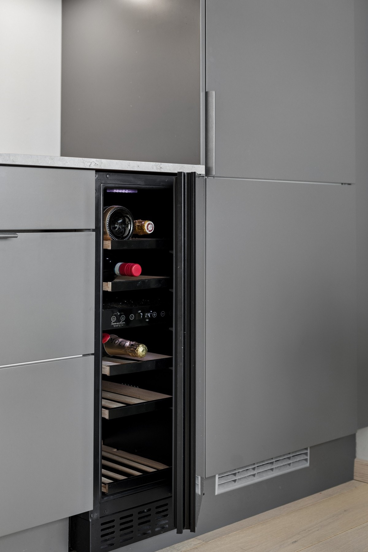 Få den luksuriøse følelsen i hjemmet med integrert vinskap! Galleribilde