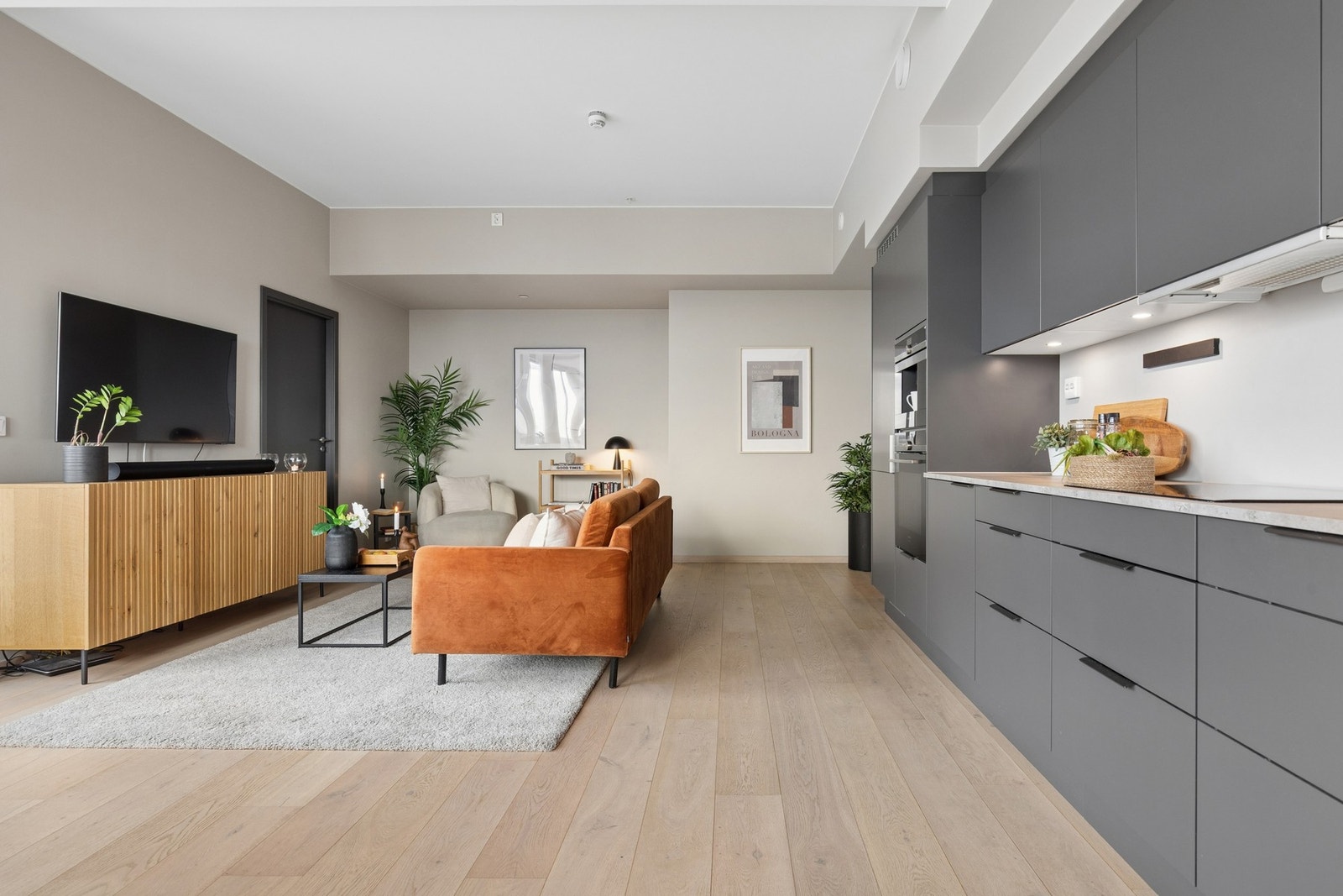 Leiligheten har vannbåren gulvvarme som gir en behagelig og energieffektiv oppvarming. Galleribilde