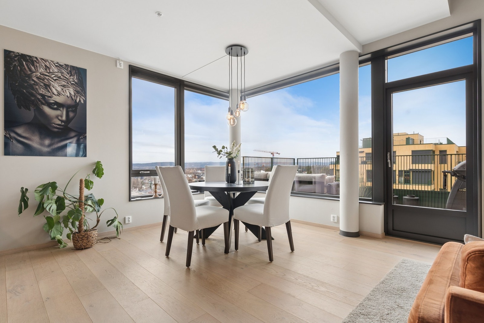 Leiligheten har store vindusflater som gir et moderne uttrykk og rikelig med naturlig lys. Galleribilde