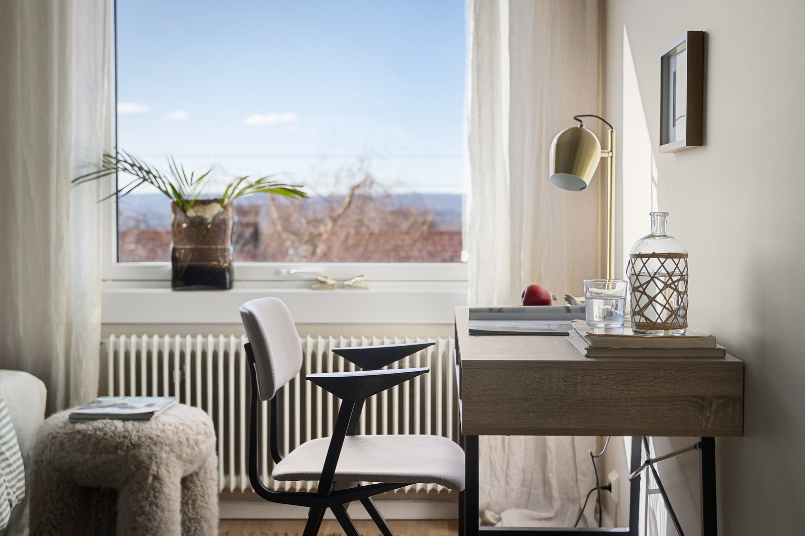 Godt med lysinnslipp fra stort vindu, høyt og fritt beliggende uten innsyn Galleribilde
