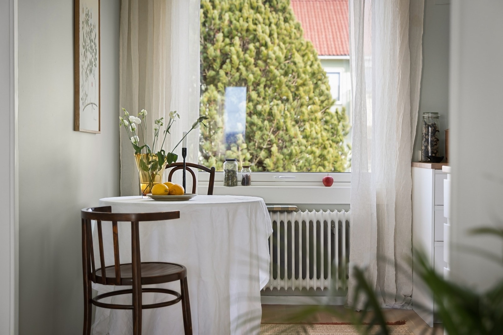 Pent og innholdsrikt kjøkken fra 2019 i delvis åpen løsning mot stue Galleribilde