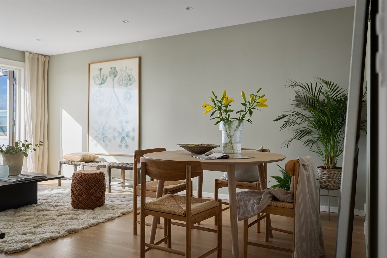 I stuen er det god plass til å inviterer middagsgjester ved å dekke langbord Galleribilde