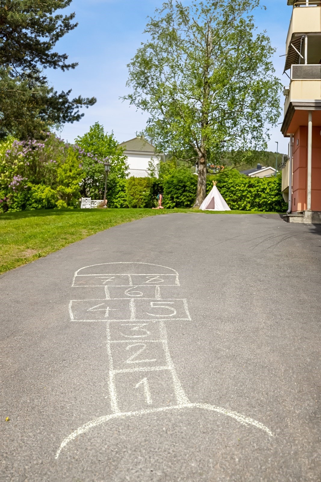 I barnevennlige omgivelser og med byens rauseste naboer vil du finne deg godt til rette Galleribilde