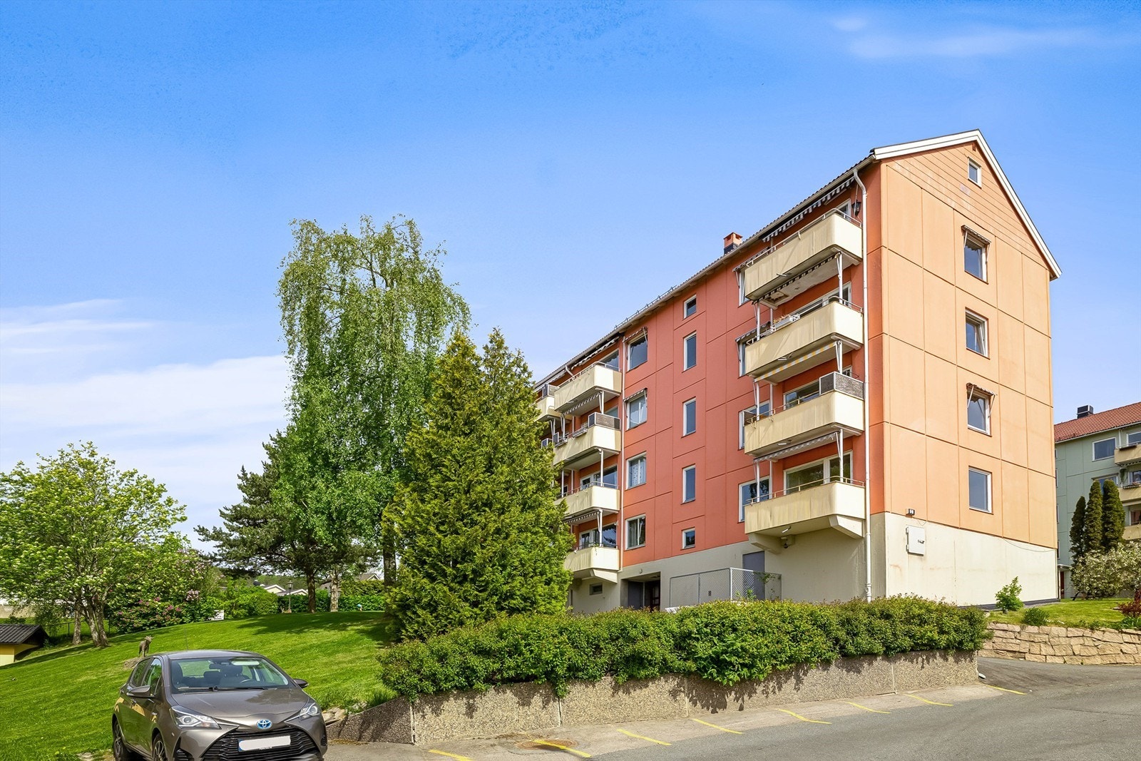 Borettslaget har parkeringsplasser til utleie med og uten lader til elil etter venteliste (bildet er lånt fra tidligere salg) Galleribilde