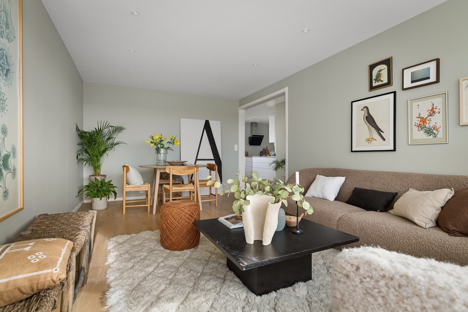 Stuen har en naturlig inndeling til sofagruppe og spisebord Galleribilde