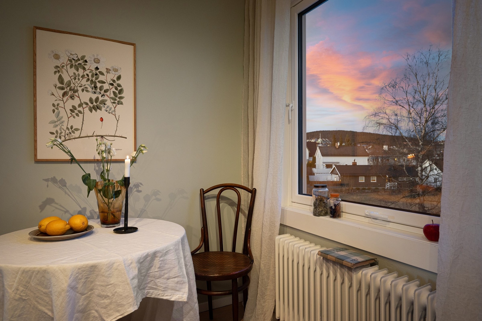 God plass til kjøkkenbord ved vinduet med herlig utsikt Galleribilde