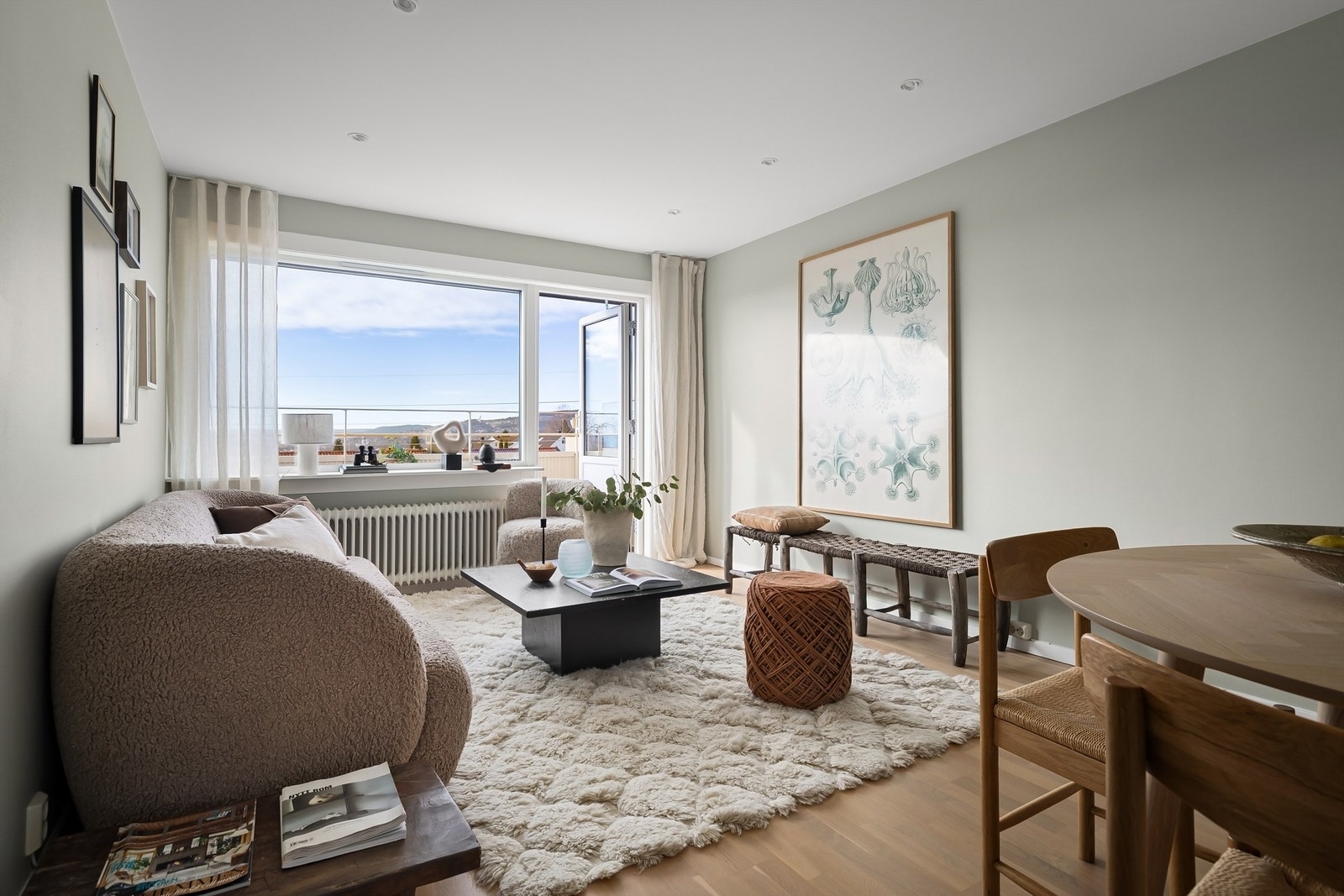 Leiligheten ble pusset opp i 2018/2019 med nytt kjøkken, downlights i stue og soverom, slipt parkett i alle rom samt ny parkett på soverom I Galleribilde