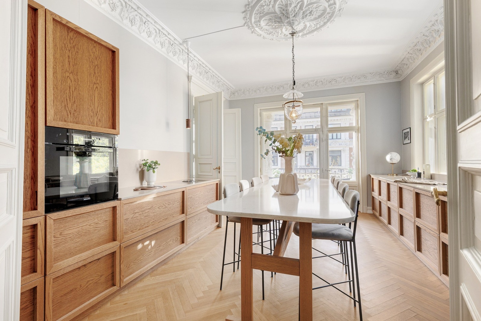 Innredningen har solide eikefronter, samt benkeplate og backsplash i kompositt Galleribilde