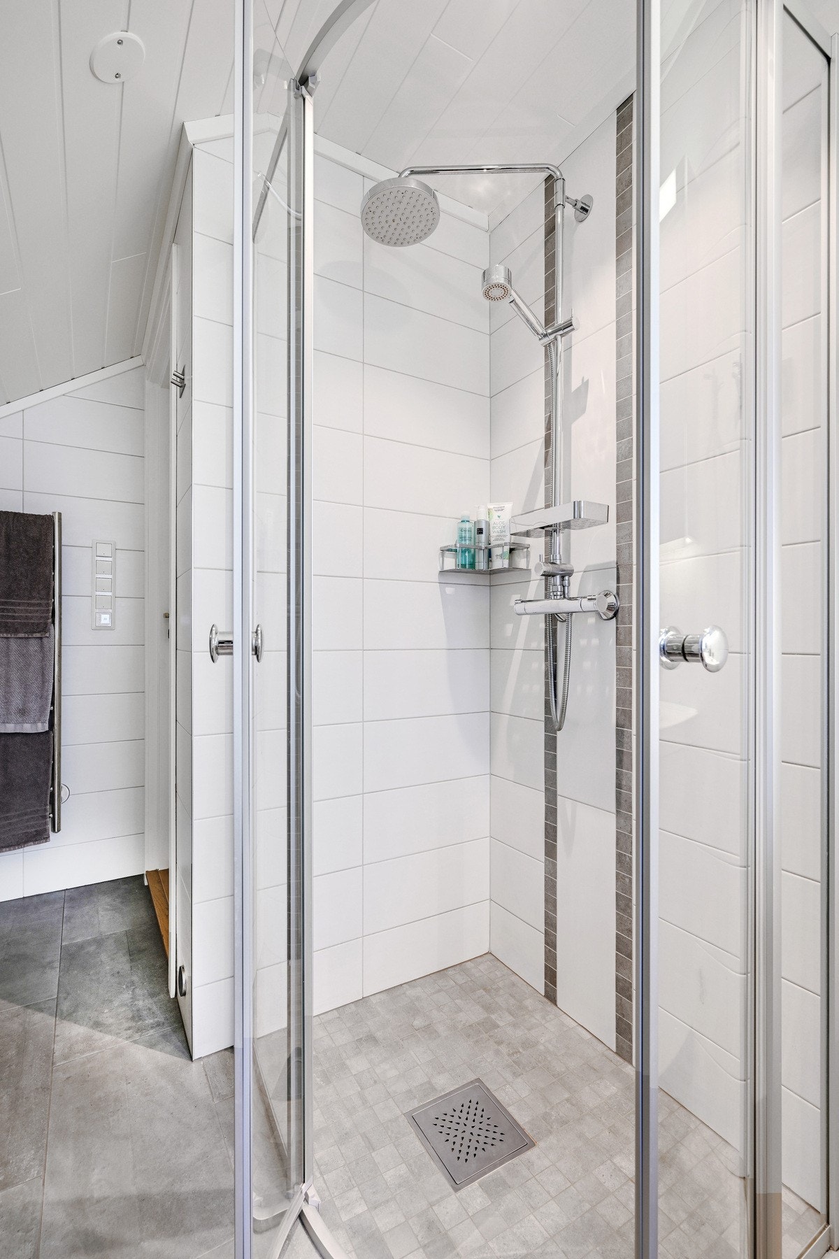 Badet er flislagt og har gulvvarme. Galleribilde