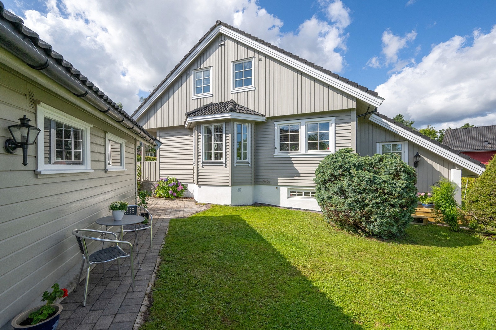 Velholdt eiendom med hyggelig hage og fine grøntarealer rundt boligen. Galleribilde