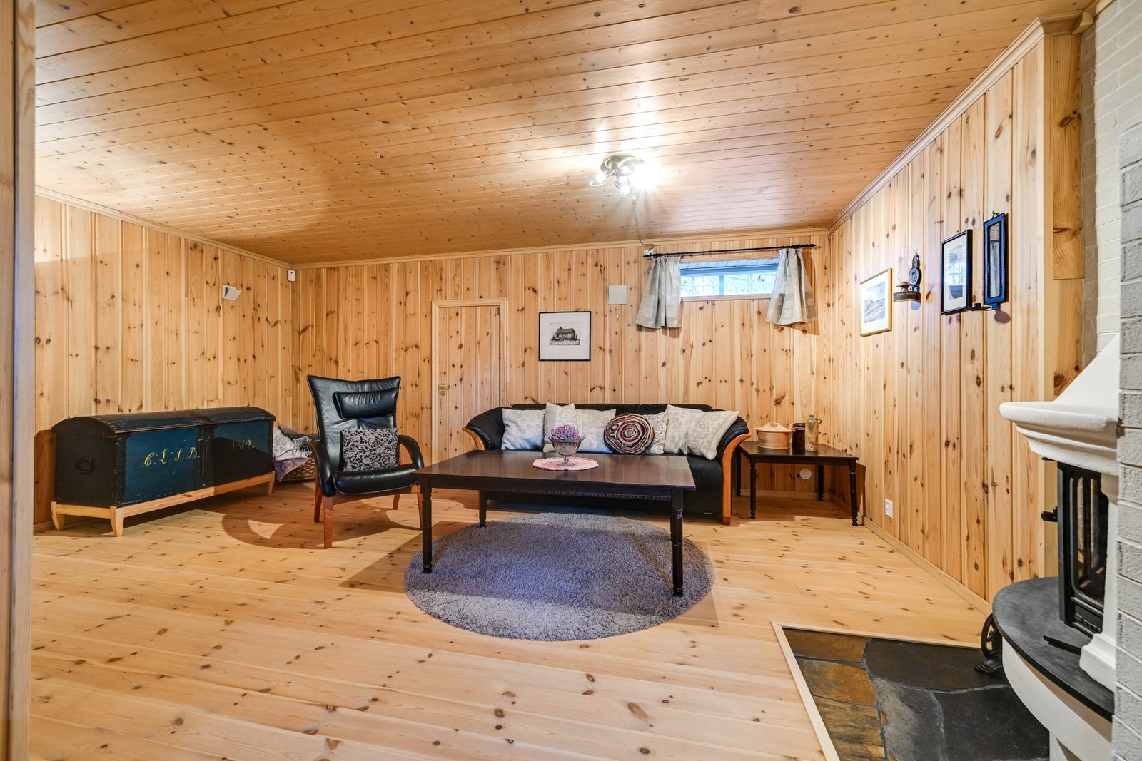 God plass til sofagruppe - og via døren i bakgrunnen har man adkomst til en praktisk, liten bod. Galleribilde