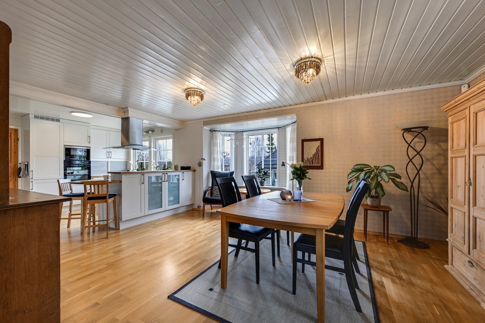 Praktisk, åpen løsning mot kjøkkenet som skaper en sosial sone - her har "kokken" full oversikt og kontakt med gjestene under matlagingen. Galleribilde