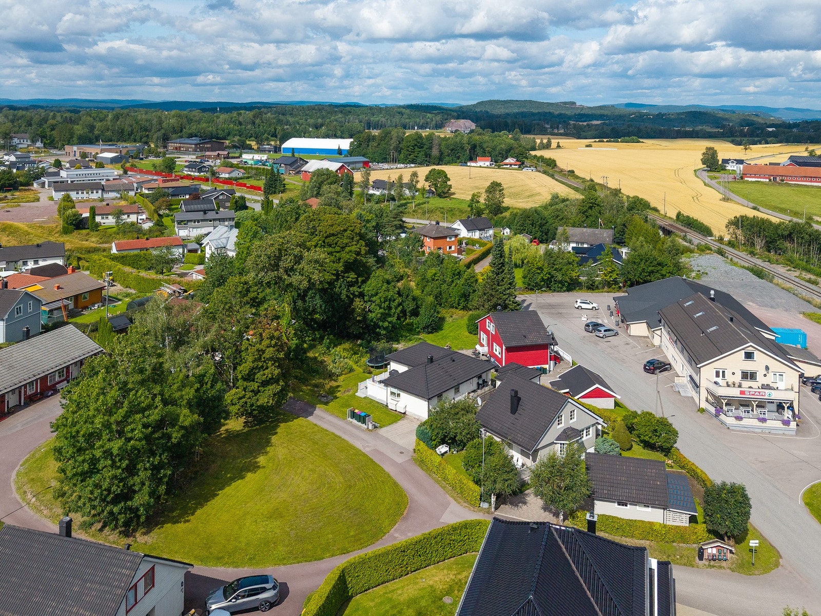 Nærbutikken Spar ligger rett over gaten, og det er kort vei til både Espira barnehage, den nye Fagerheim barneskole og kaldhallen med kunstgressbane. Galleribilde