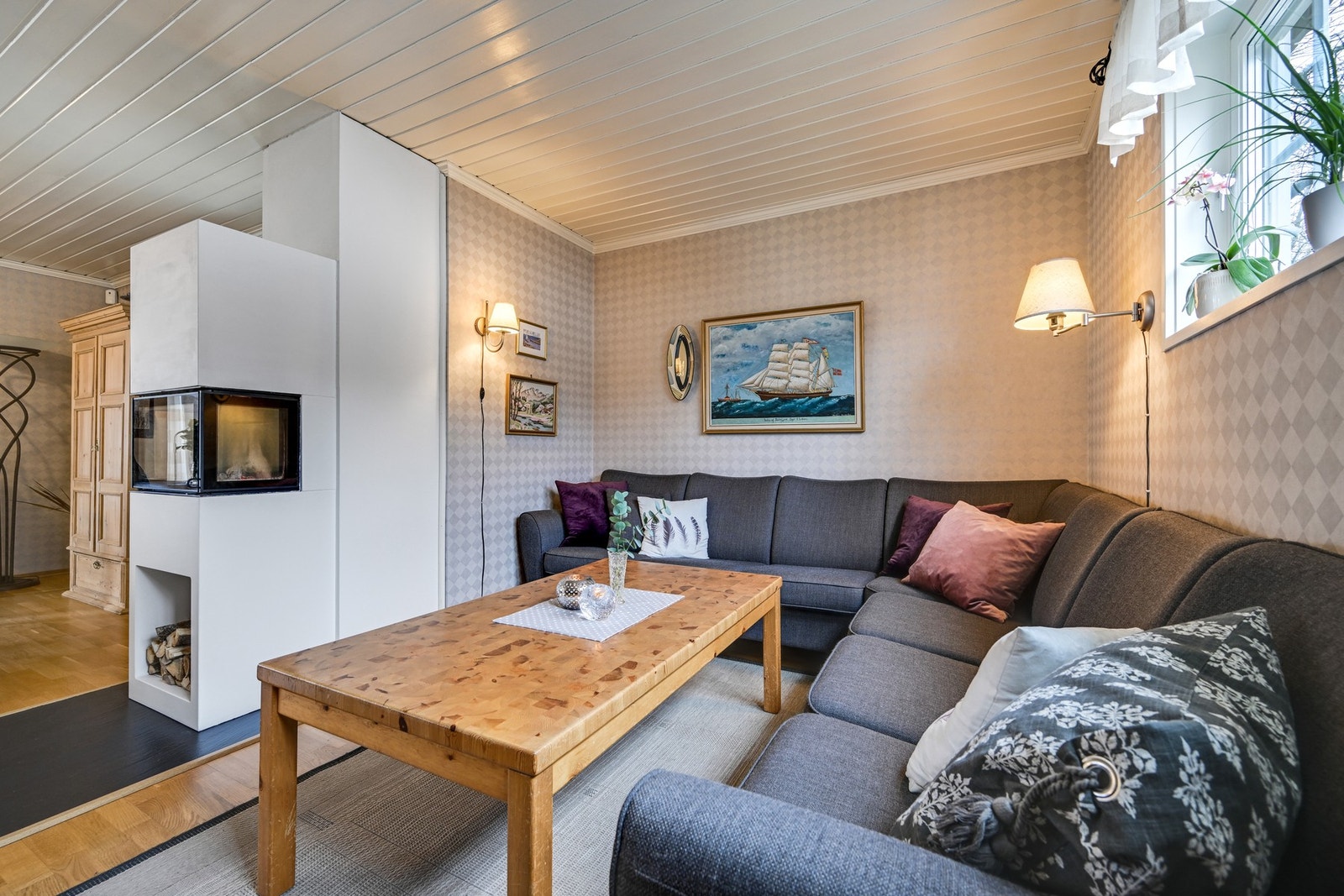 I stuen er det god plass for sofa - perfekt for avslapning og sosiale kvelder Galleribilde