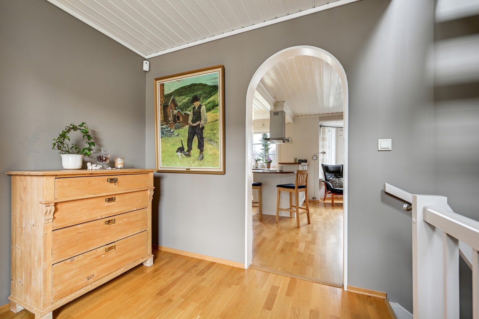 Her ser vi fra hallen og inn mot kjøkkenet. Galleribilde