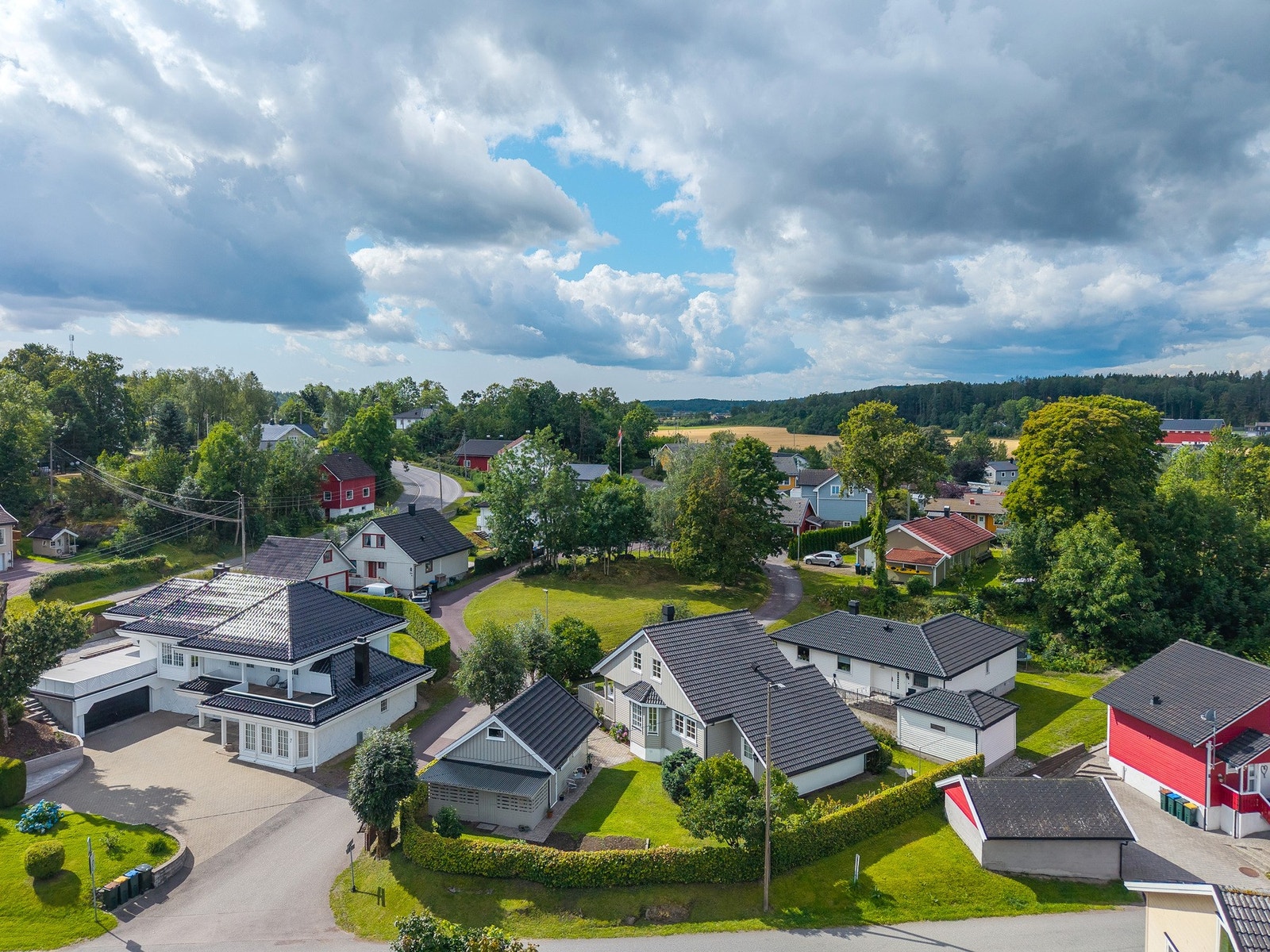 Denne flotte enebolig ligger i et familievennlig område på Nykirke med nærhet til både natur og servicetilbud. Galleribilde