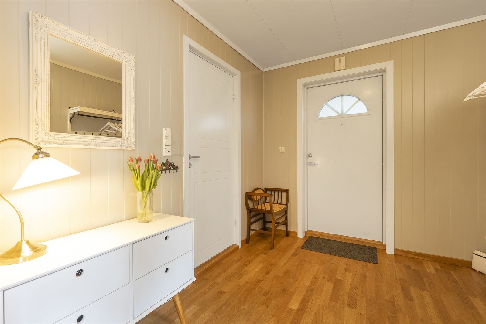 Romslig entré Galleribilde