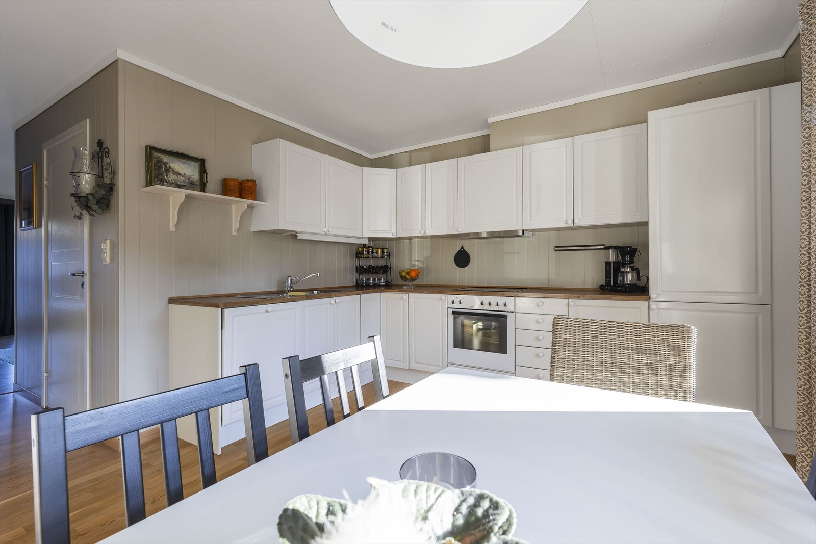 Det er rikelig med benke- og lagringsplass på kjøkkenet. Integrerte hvitevarer. Galleribilde