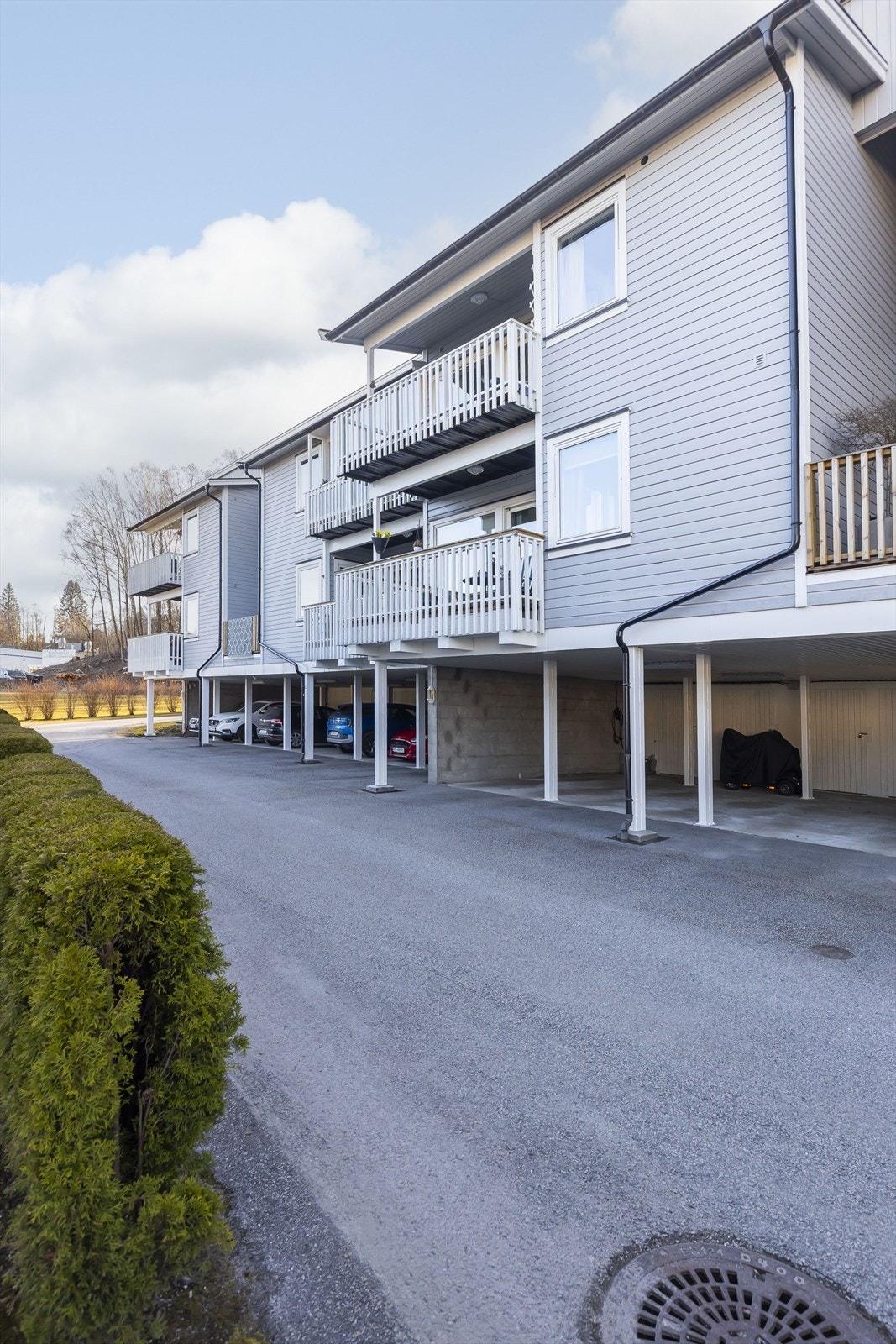 Leiligheten disponerer plass i carport med egen bod Galleribilde