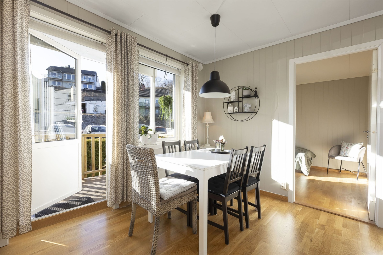 Fra kjøkkenet har man utgang til den vestvendte terrassen Galleribilde