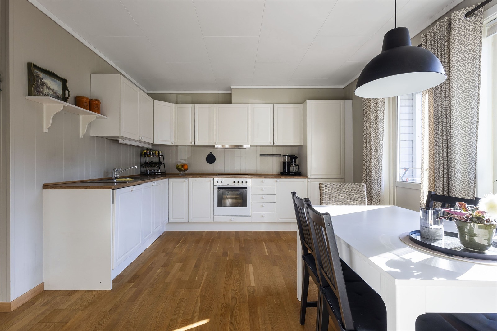 Det er rikelig med benke- og lagringsplass på kjøkkenet. Integrerte hvitevarer
. Galleribilde