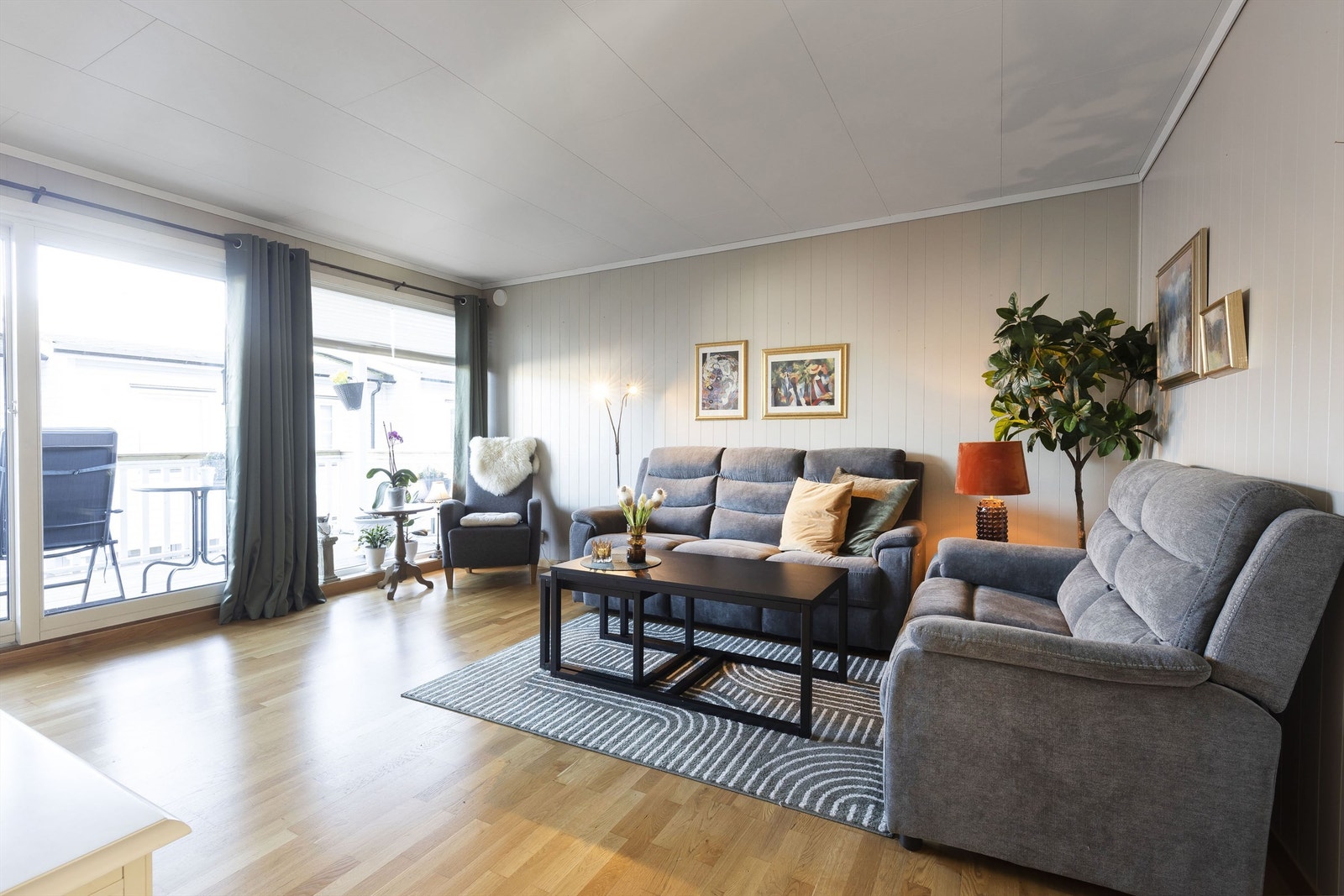 Stue har direkte utgang til veranda Galleribilde