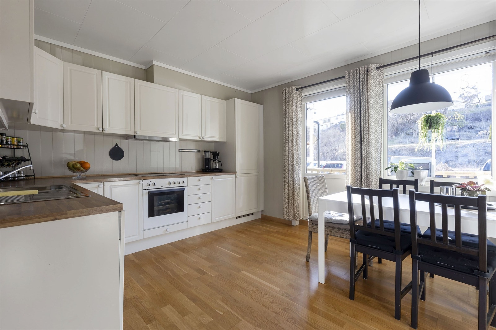 Det er rikelig med benke- og lagringsplass på kjøkkenet. Integrerte hvitevarer. Galleribilde