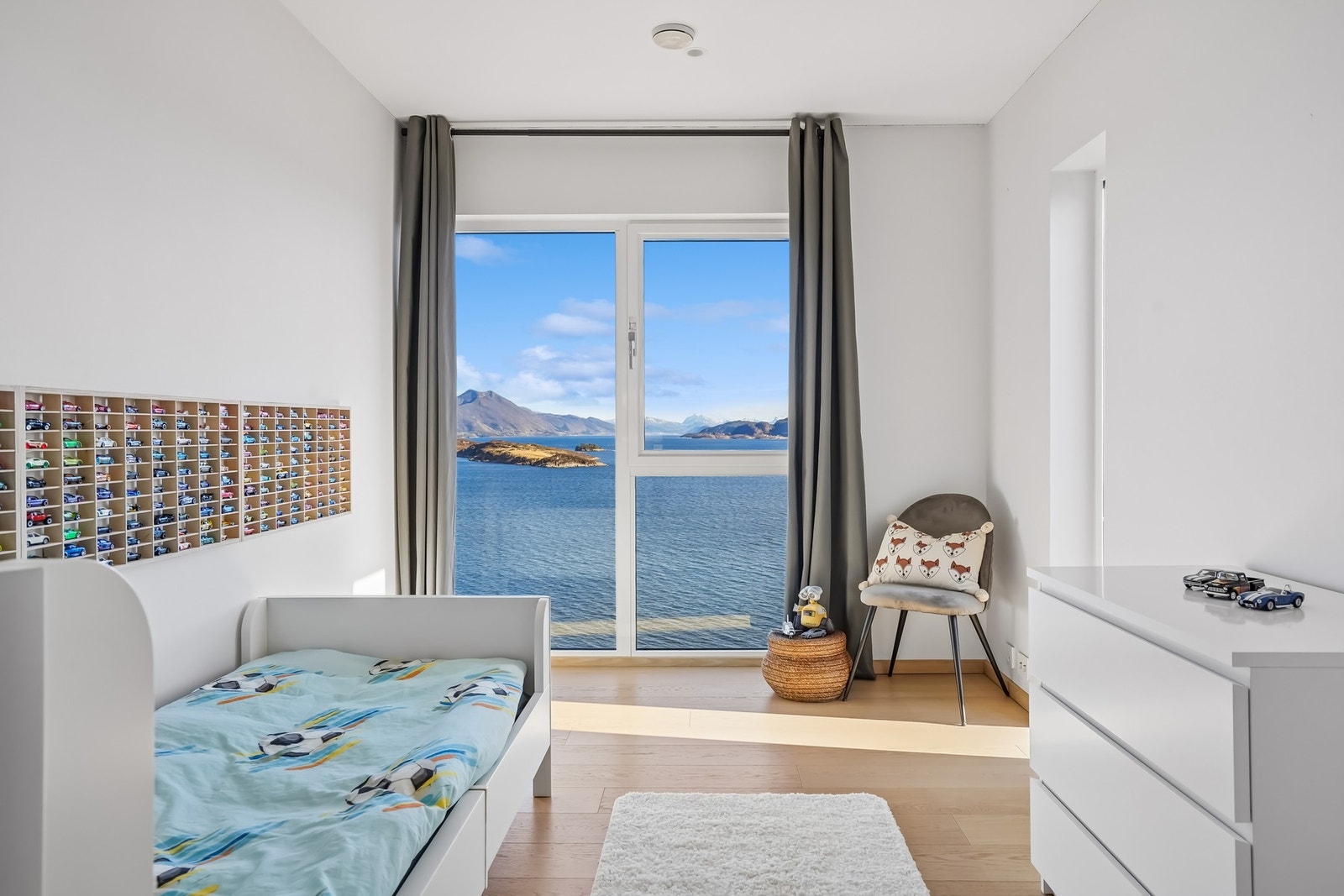 Rommet har lekne detaljer, god plass til lek - og en helt fantastisk utsikt. Galleribilde