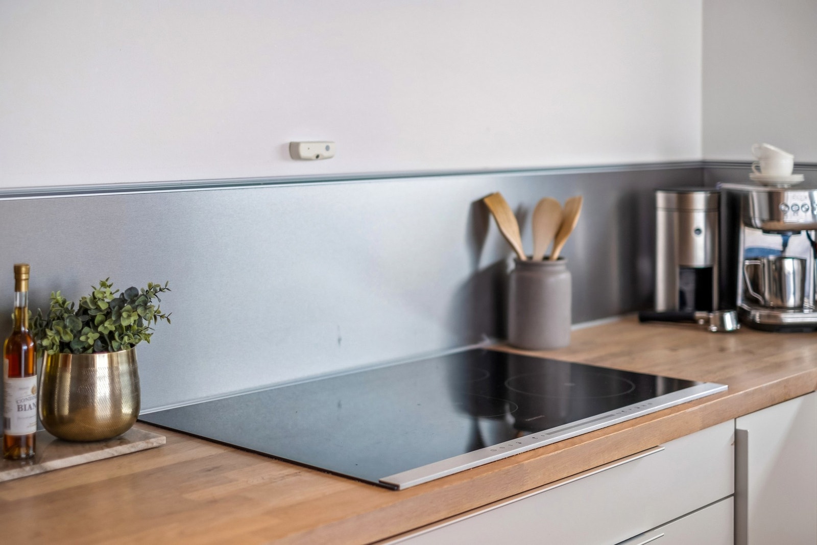 Det er integrerte hvitevarer som induksjon platetopp - Galleribilde
