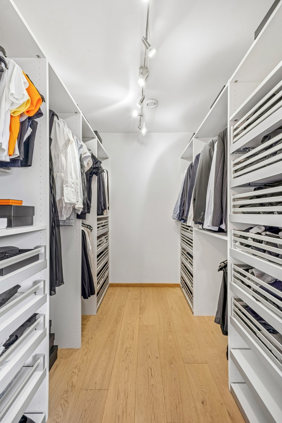 Fra soverommet er det enkel adkomst til walk-in closet, hvor det er skap fra HTH som strekker seg fra gulv til tak på begge sider. Galleribilde