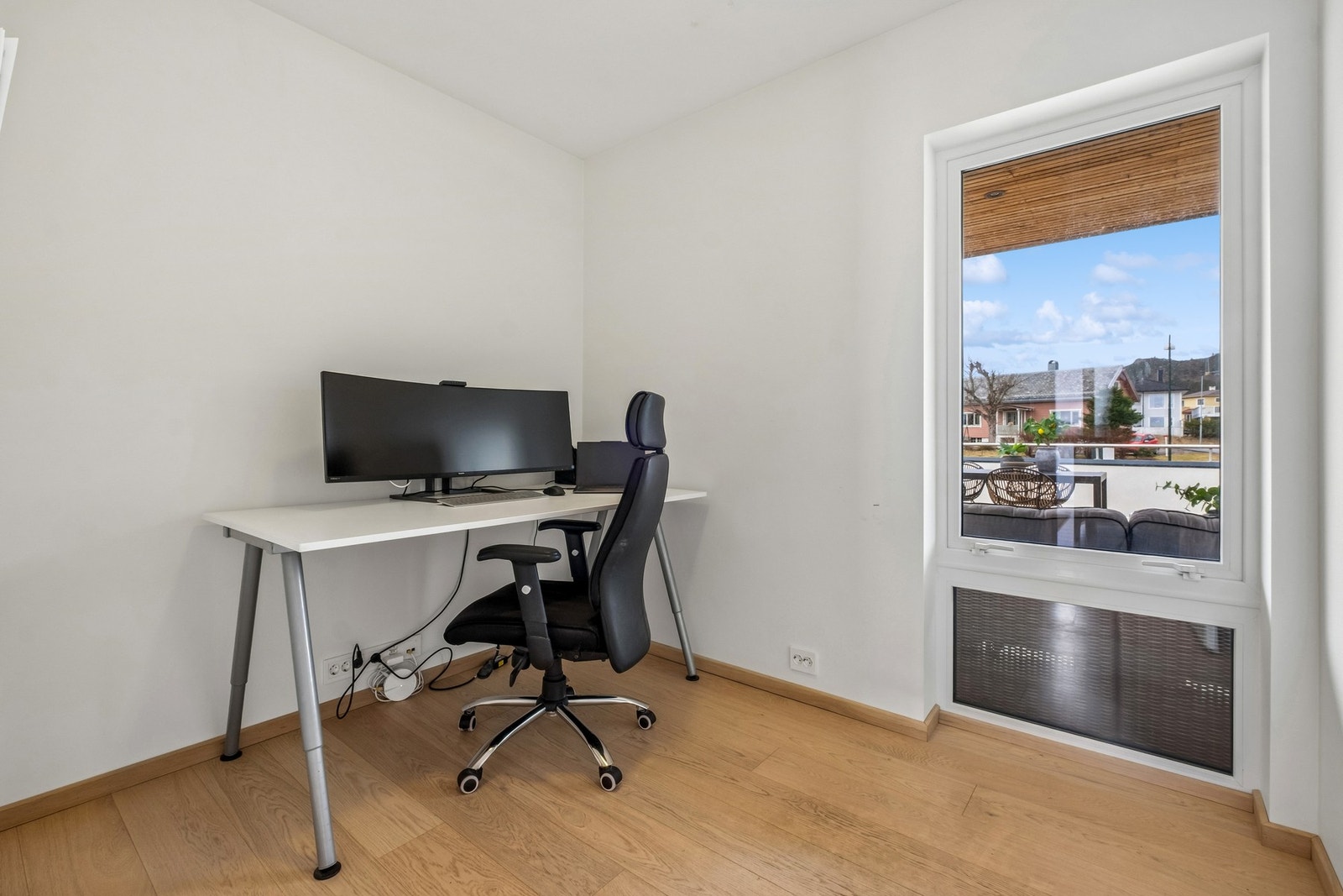 Hjemmekontoret med alt du trenger - komfortabel kontorstol, ryddig skrivebord og plass til både jobb og idéer. Galleribilde