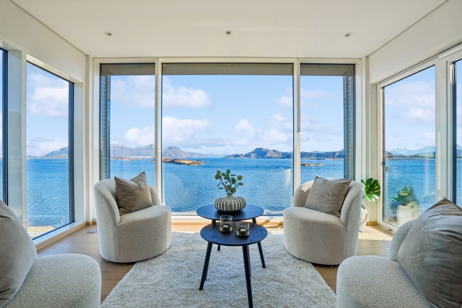 Loftstuen på ca. 17 kvm er lys og innbydende med panoramavinduer, myke tekstiler og spektakulær utsikt. Galleribilde
