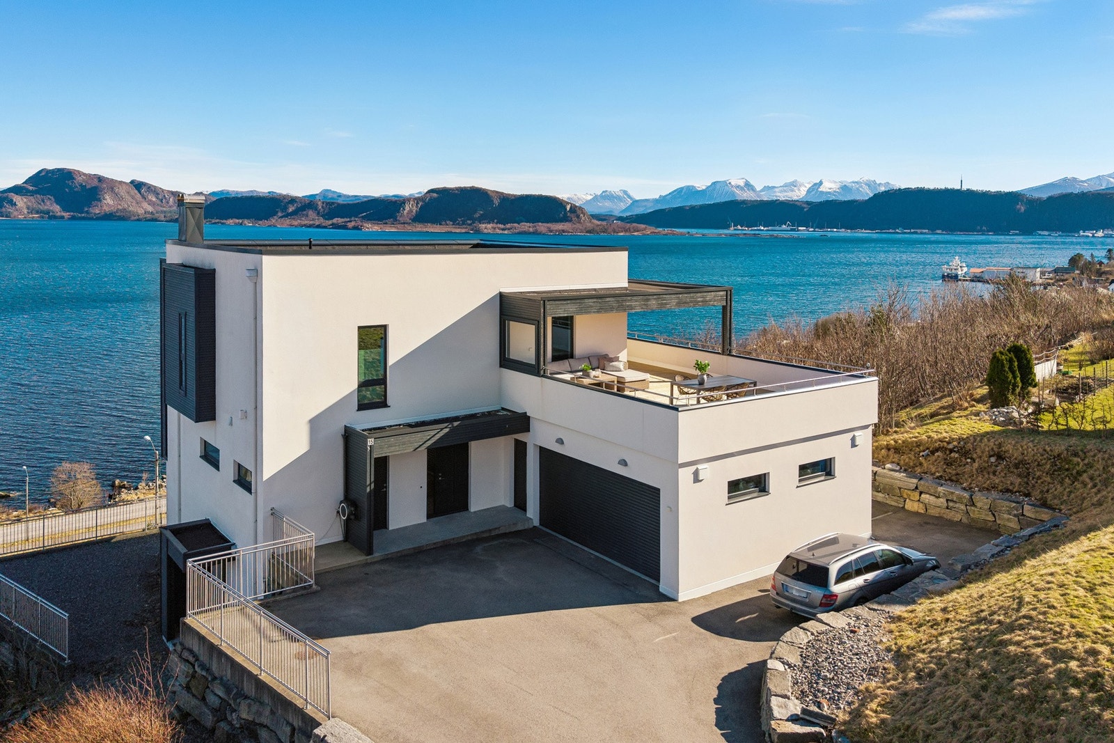 PrivatMegleren presenterer en arkitekttegnet enebolig med sokkelleilighet, gode sol- og utsiktsforhold. Galleribilde