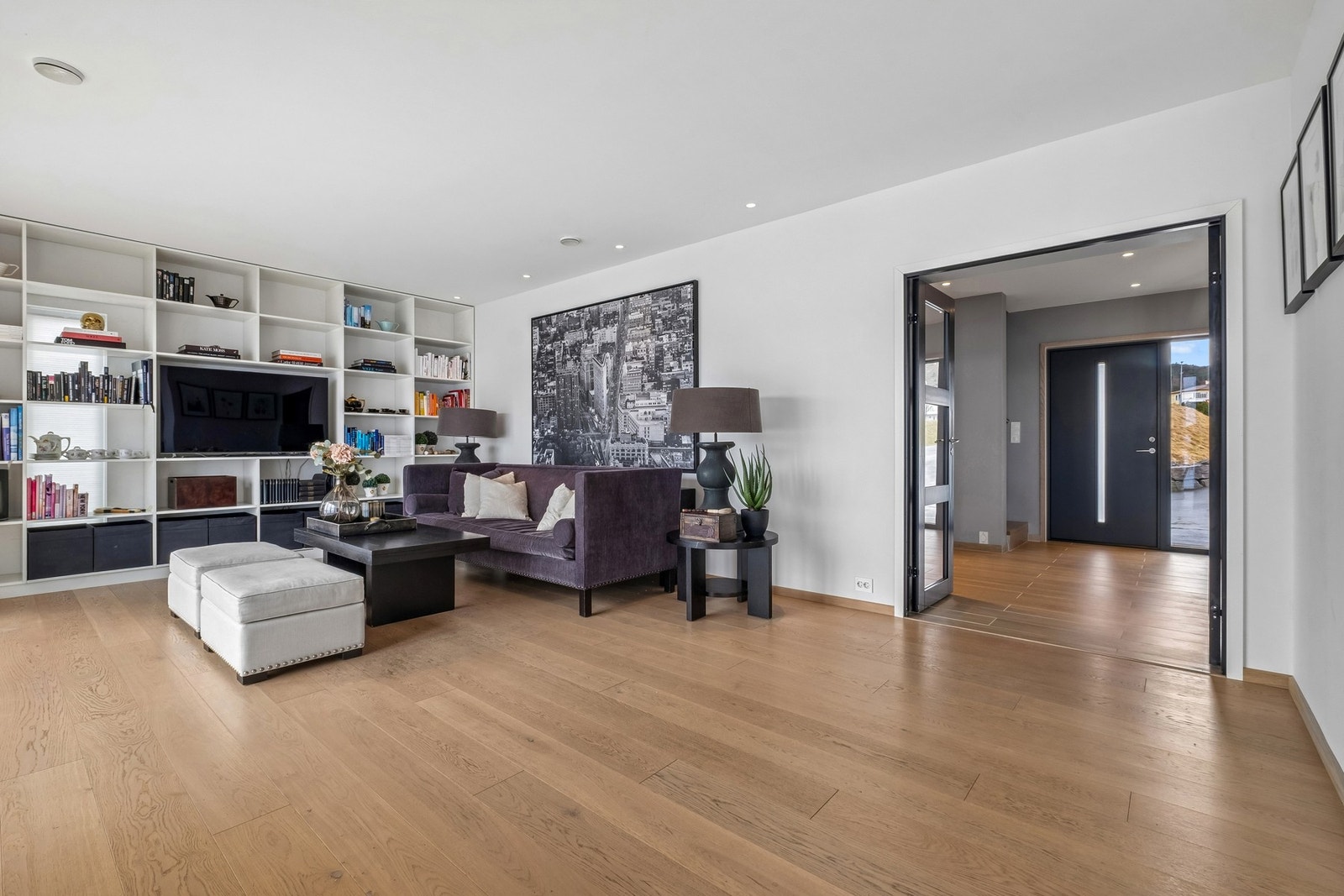 Det er lagt vekt på god bokomfort med vannbåren gulvvarme i alle gulv og balansert ventilasjon som sikrer et godt inneklima. Galleribilde
