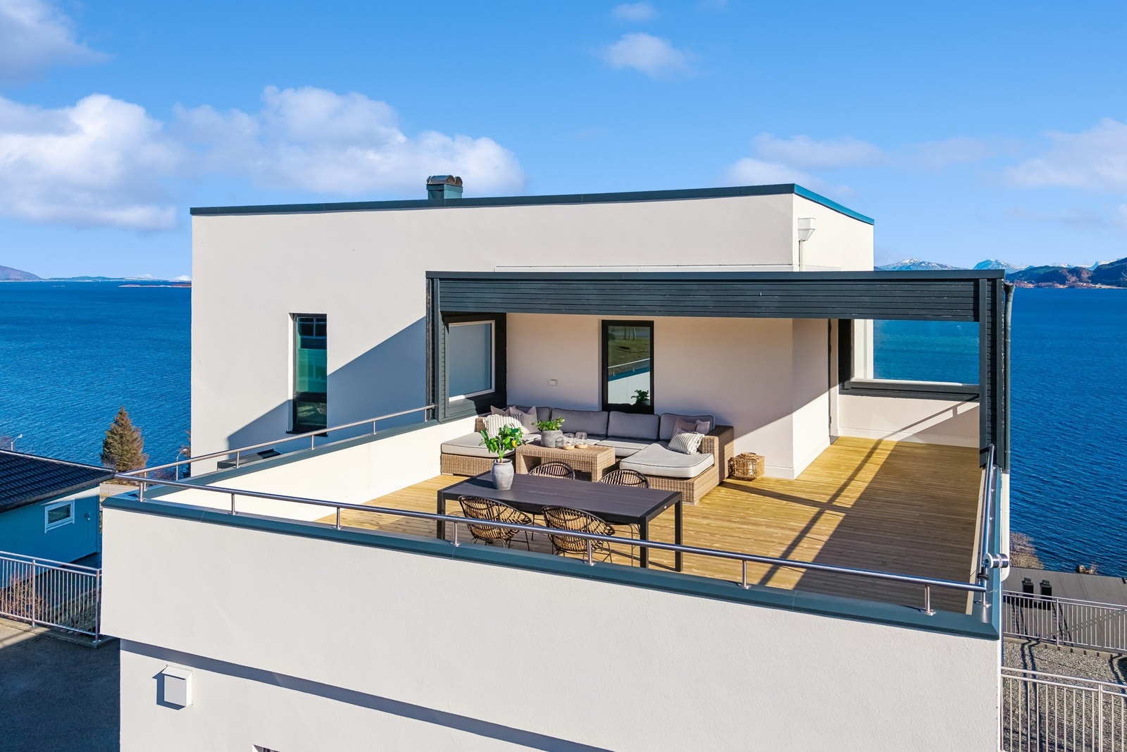 Uteplassen har dekke av terrassebord og overbygd del ytterst på siden. Galleribilde