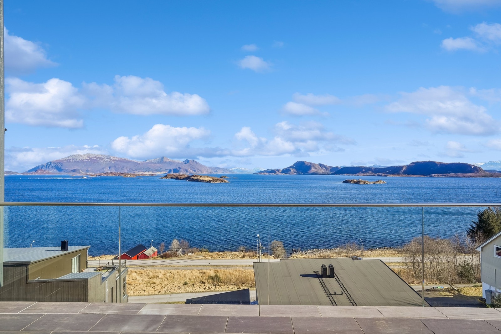 - en solrik veranda med glassrekkverk som gir fri sikt mot bl. annet Grytafjorden, Søvika og videre mot Nordøyane/Skipsleia. Galleribilde
