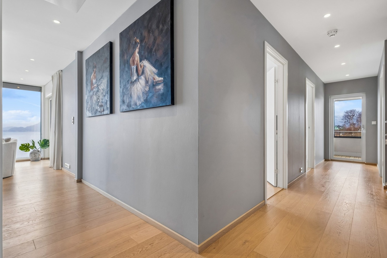 Vi beveger oss opp til 2.etasjen, her finner vi blant annet tre soverom, walk-in, bad og kontor. Galleribilde