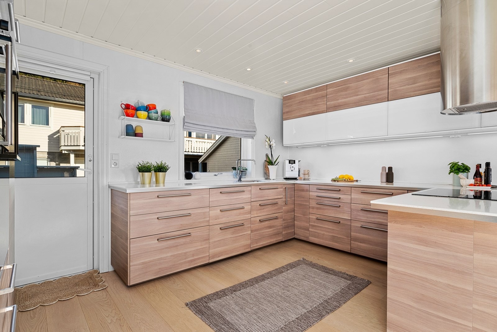 Kjøkkenet har godt med skap- og benkeplass Galleribilde