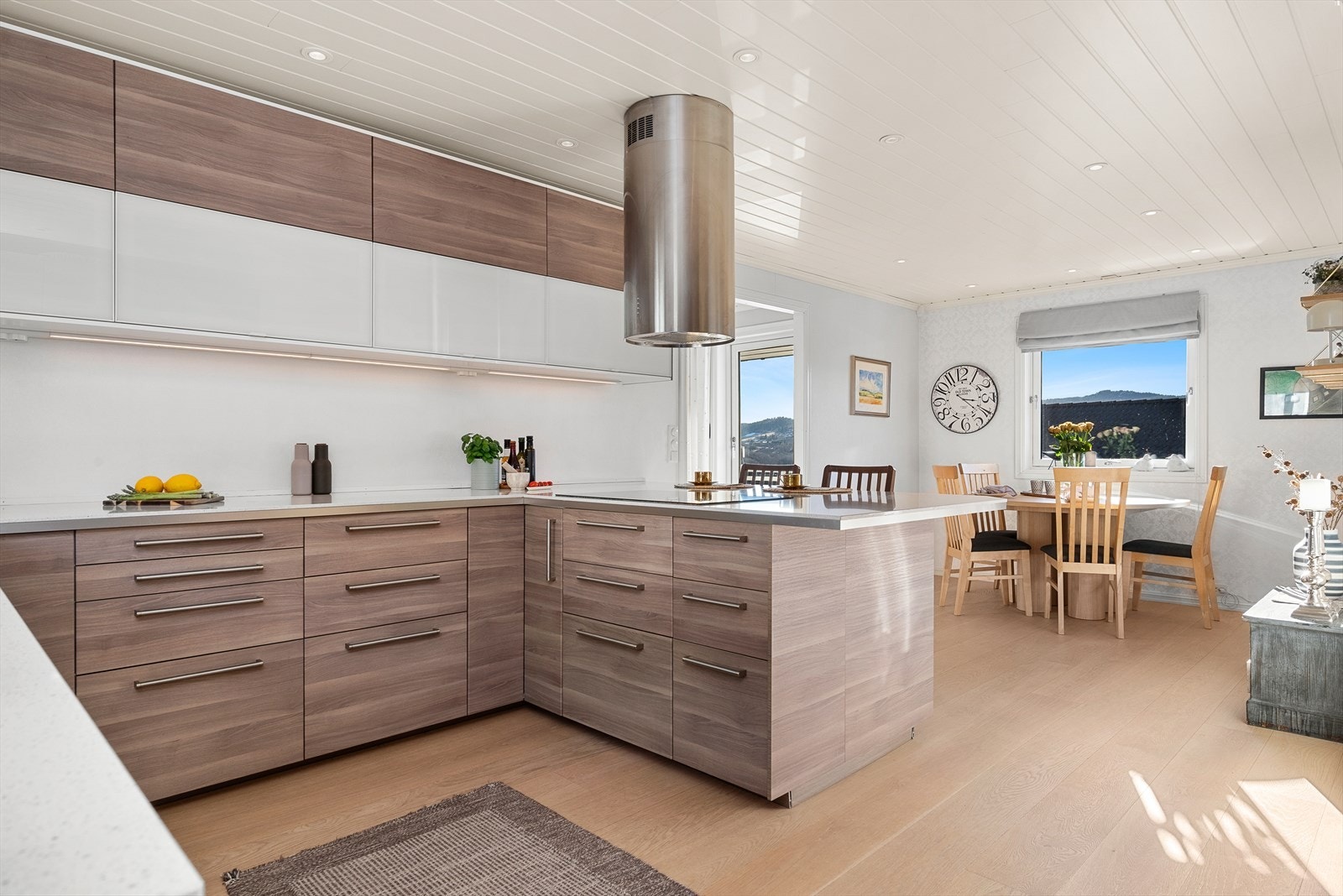 Fint og moderne kjøkken med integrerte hvitevarer Galleribilde