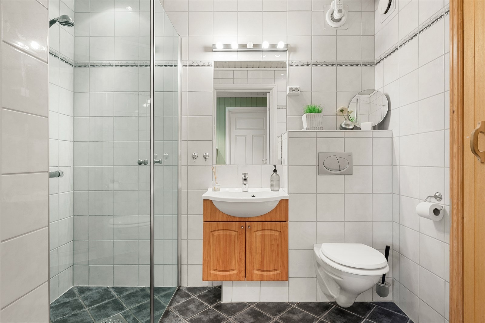 Bad i sokkeletasjen med tilhørende badstu Galleribilde