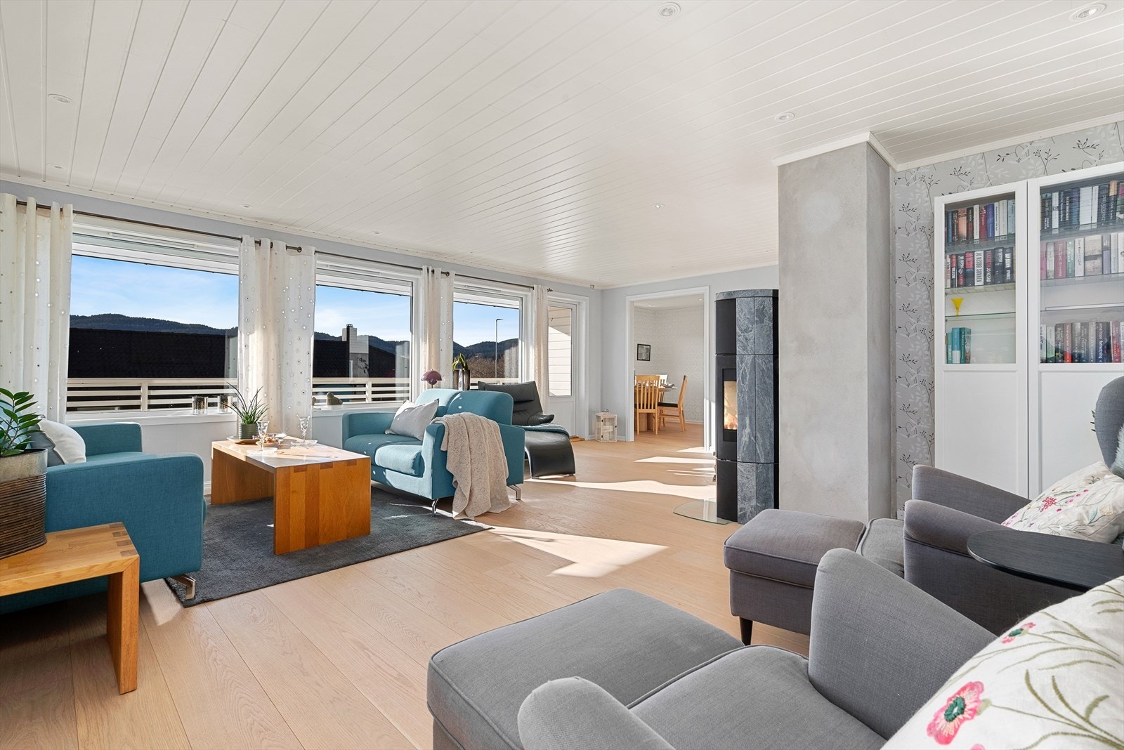 Boligen varmes opp av varmepumpe og vedfyring Galleribilde